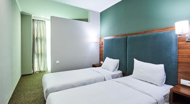 Трёхместный номер Standard с балконом и с красивым видом из окна Green Tower Hotel