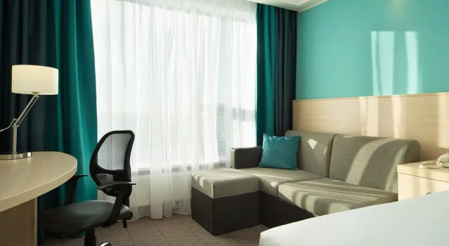 Двухместный номер with sofa Хэмптон бай Хилтон Москва Строгино