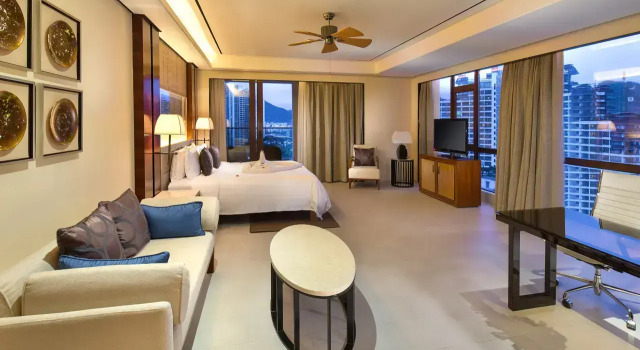 Двухместный люкс Superior с балконом и с видом на город Crowne Plaza Sanya City Center by IHG