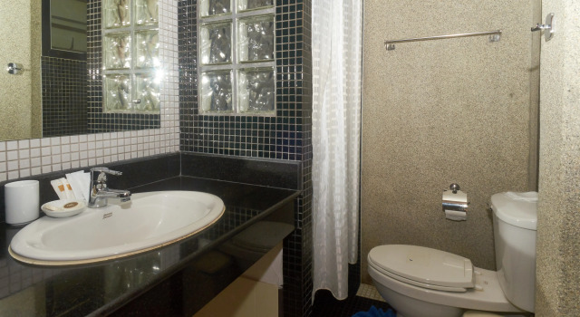 Четырёхместный люкс Phuket Riviera Villas Hotel