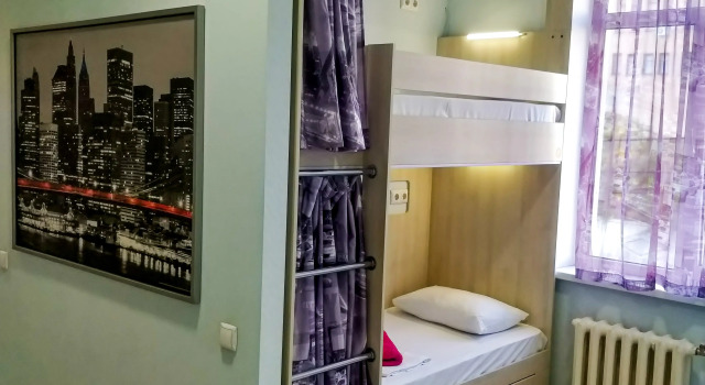 Кровать в общем номере (мужской номер) с видом на город Телеграф