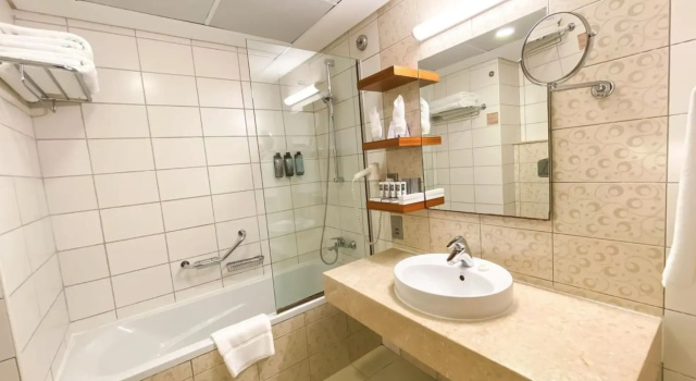 Двухместный полулюкс Отель City Seasons Al Hamra Hotel
