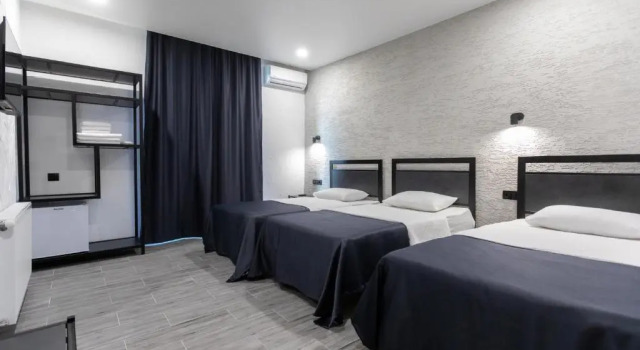 Трёхместный номер Standard с балконом Hotel West Way