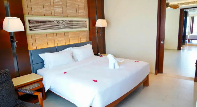 Семейный люкс с балконом и с видом на город Crowne Plaza Sanya City Center by IHG