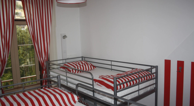 Кровать в общем номере с балконом и с красивым видом из окна Hostel 402