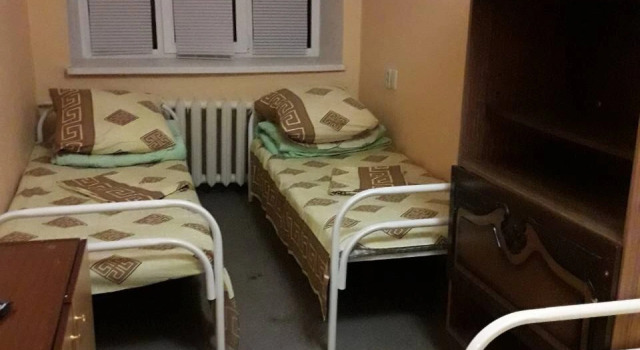 Кровать в общем номере с красивым видом из окна Avrora Hostel