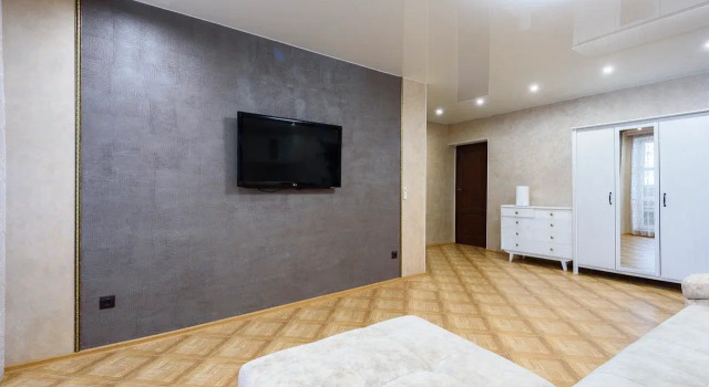 Uyutnaya trekhkomnatnaya kvartira u stantsii metro Kozyya Sloboda Flat, Prenota Appartamento Hotel a Tatarstan con parcheggio, Parcheggio