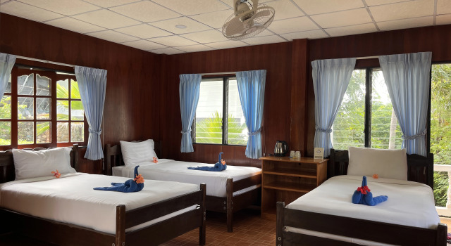 Трёхместное бунгало с балконом и с красивым видом из окна Отель Golden Hill Resort