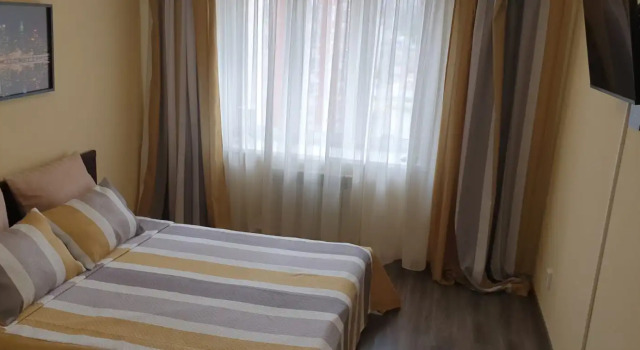 Четырёхместные апартаменты с балконом и с видом на город Квартира Евродвушка на Ермакова