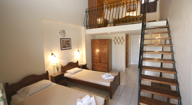 Студия Дуплекс с балконом Village Inn Studios & Family Apartments