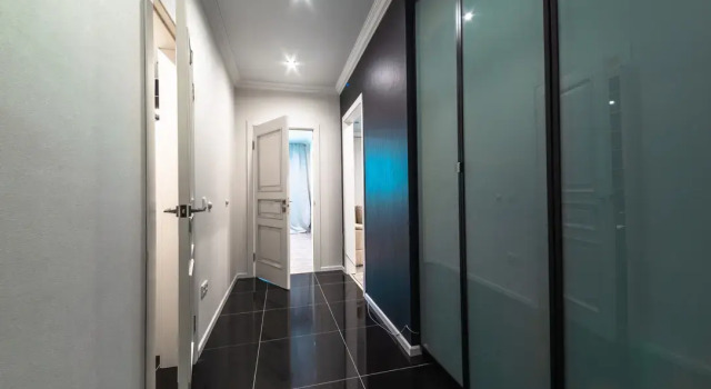 Yevro Dvukhkomnatnaya S Dzhakuzi Ryadom S Akvaparkom Rivyera Flat, Prenota Appartamento Hotel a Tatarstan con parcheggio, Parcheggio