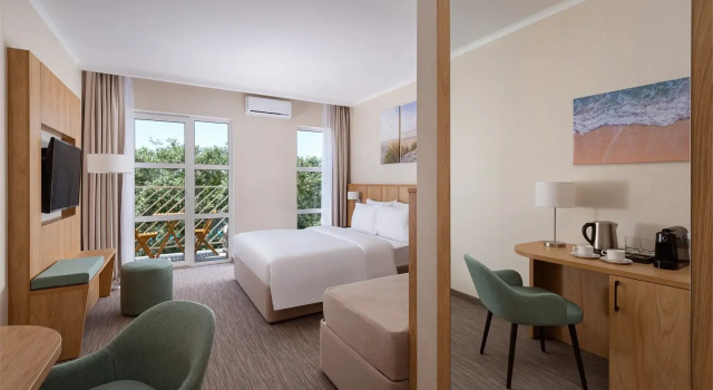 Двухместный номер Супериор Рассвет с балконом Отель Miracleon Город Mira Family Resort & SPA Anapa 5*