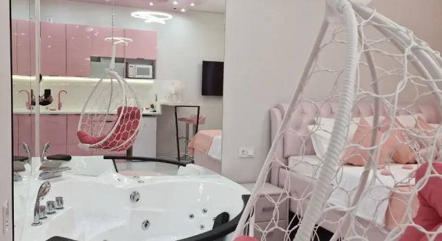Rozovy Lyuks S Dzhakuzi Apartments, Prenota Appartamento Hotel a Central Russia con parcheggio, Parcheggio