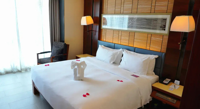 Семейный люкс с балконом и с видом на город Crowne Plaza Sanya City Center by IHG