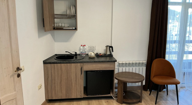 Трёхместный номер Superior с балконом и с видом на горы Астра