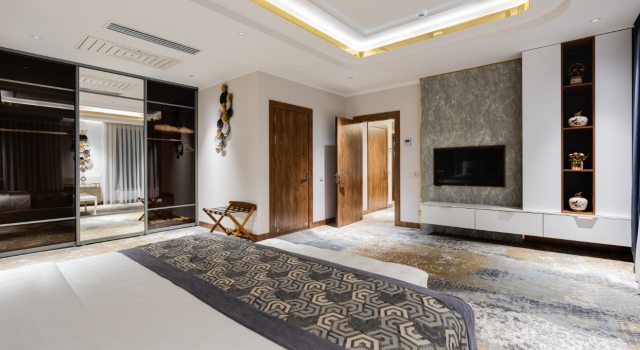 Люкс с балконом и с красивым видом из окна Shamsan Airport Hotel