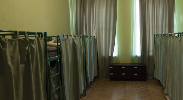 Кровать в общем номере Меблированные комнаты Old Flat на Некрасова
