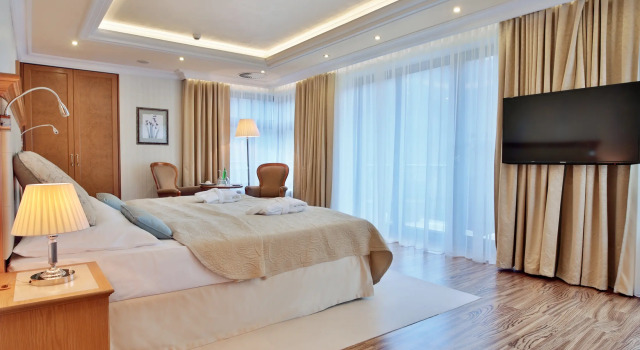 Двухместный люкс Admiral с балконом Retro Riverside Wellness Resort
