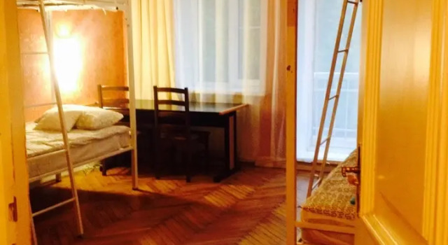 Кровать в общем номере с балконом Хостел Family