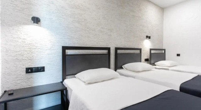 Трёхместный номер Standard с балконом Hotel West Way