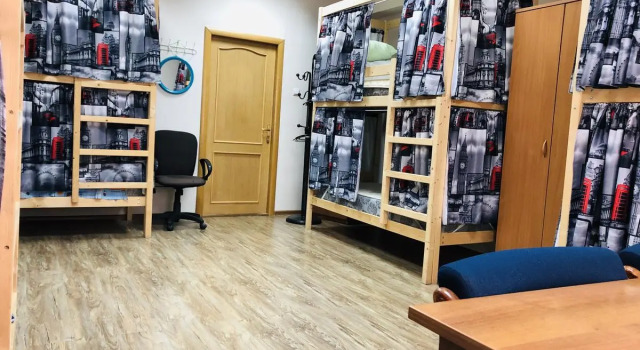 Кровать в общем номере с красивым видом из окна Хостел Адмиралъ
