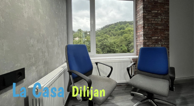 Кровать в общем номере с балконом и с красивым видом из окна Хостел La Casa Dilijan