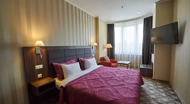 Двухместный люкс с 2 комнатами с балконом Отель Ramada by Wyndham Rostov-on-Don Hotel & SPA