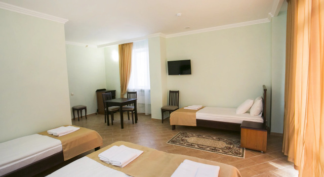 Habitación cuádruple Estándar con balcón Hotel ACRA