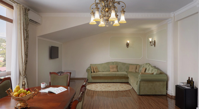 Двухместный люкс Royal с балконом и с видом на город Garuda Boutique Hotel