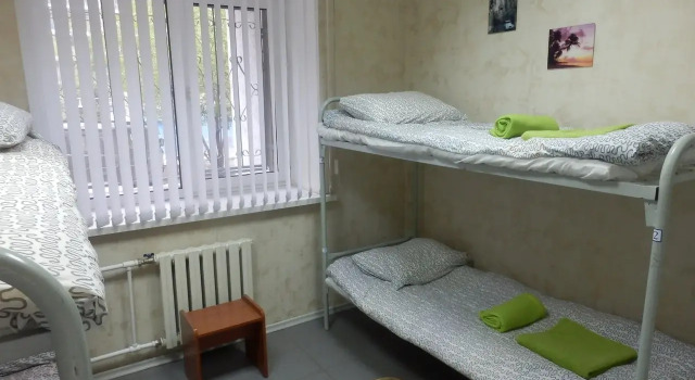 Кровать в общем номере с красивым видом из окна Хостел Лайм
