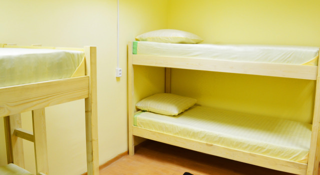 Postel ve společném pokoji pro ženy a výhledem Uyut Hostel
