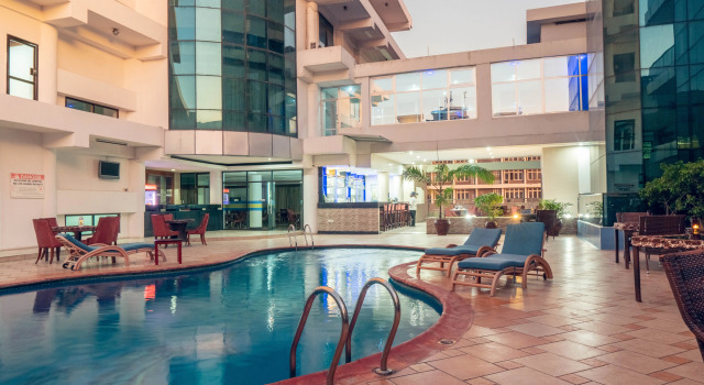 Peacock Hotel, Забронировать Отель Отели Дар-эс-Салама с бассейном, рядом с Zanzibar Ferry Terminal, Бассейн
