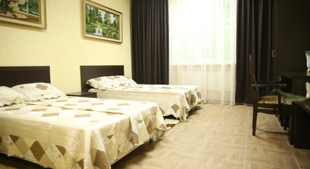 Четырёхместный номер №7 с балконом Отель Green House