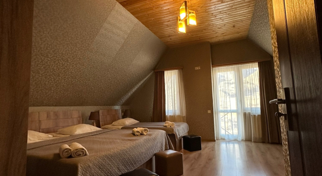 Четырёхместный номер Comfort с балконом и с красивым видом из окна Отель Kazbegi Inn