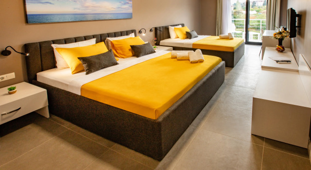 Трёхместный номер Superior с балконом и с видом на горы First Joy Hotel