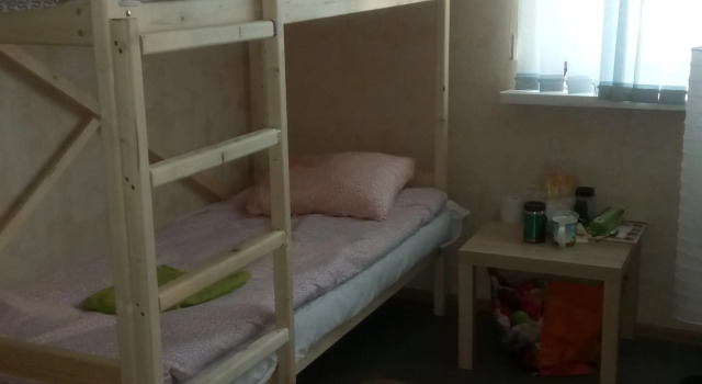 Кровать в общем номере (женский номер) с красивым видом из окна Хостел Лайм