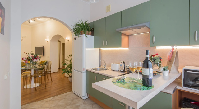 Шестиместные апартаменты Трехкомнатные с красивым видом из окна Квартира GM Apartments Стильная Трехкомнатная на Бульварном кольце