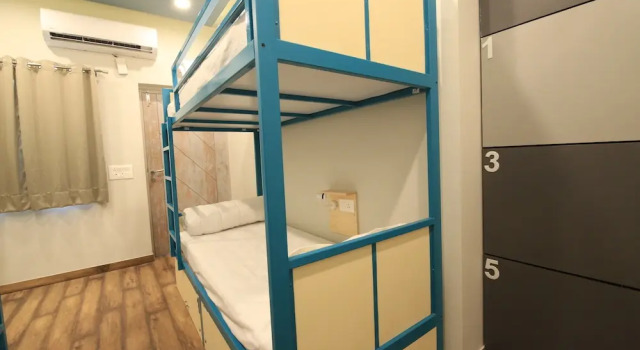 Кровать в общем номере с балконом Хостел Blue Beds