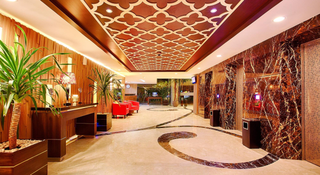 The Alana Surabaya, Book Hotel Hoteller i Gayungan med parkering, Parkering