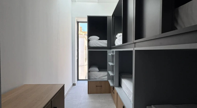 Кровать в общем номере с балконом и с видом на город Хостел Funker Hostel