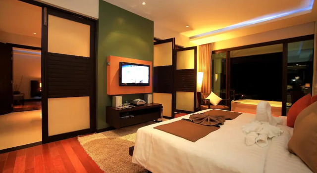 Люкс c 1 комнатой с балконом Club Wyndham Patong Hill Phuket