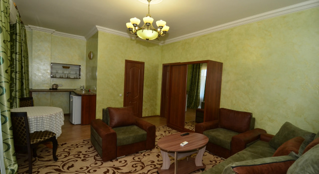 Люкс с 2 комнатами с балконом Отель Жаклин