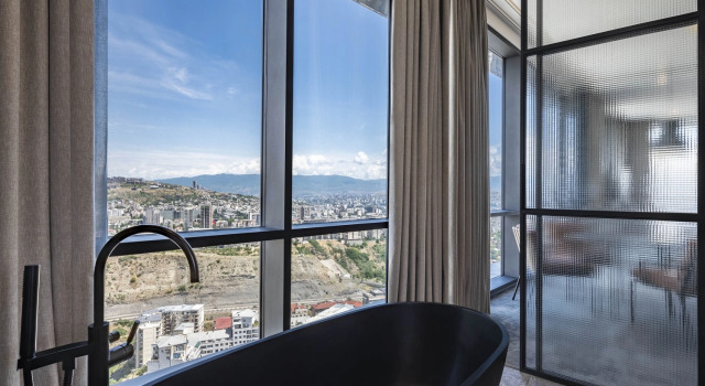 Двухместный полулюкс Pullman Tbilisi Axis Towers
