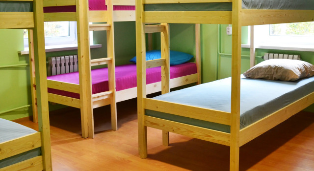 Postel ve společném pokoji pro muže a výhledem Uyut Hostel
