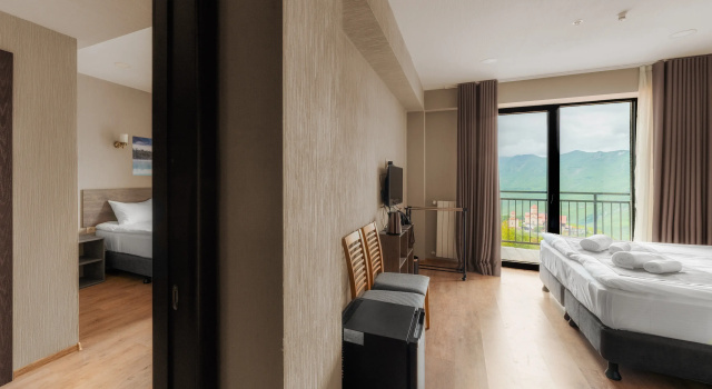 Четырёхместный номер Superior с 2 комнатами с балконом Отель Geography Hotel