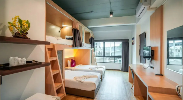 Четырёхместный номер Deluxe Family с балконом и с видом на бассейн Отель Phuket Airport Place