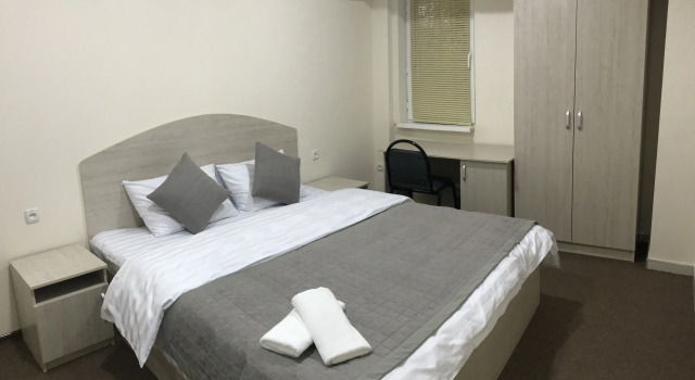 Кровать в общем номере с красивым видом из окна Paradise inn