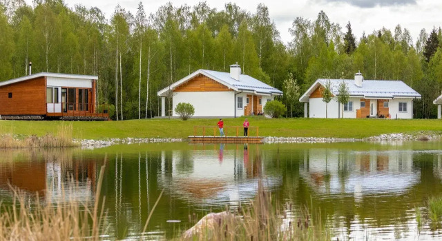 Kottedzhi Fermy M2 Recreation camp, Buchen Sie Touristische Basis Hotels in Oblast Moskau mit Parkplatz, Parkplätze