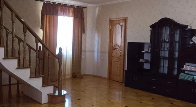 Шестиместный семейный коттедж с балконом и с красивым видом из окна Частный дом на Крутой