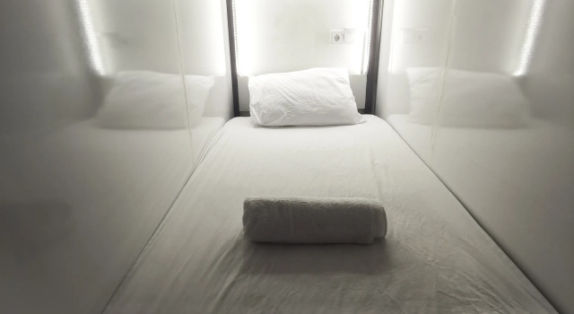 Postel ve společném pokoji a výhledem na město Gafa Garden Hostel